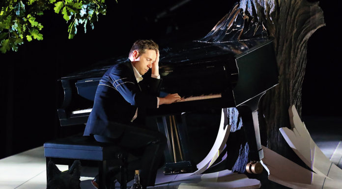 Iestyn Davies Learns from the Past to Assure His Future Countertenor Iestyn Davies performs in Santa Fe Opera's first-ever production of Benjamin Britten's "A Midsummer Night's Dream"