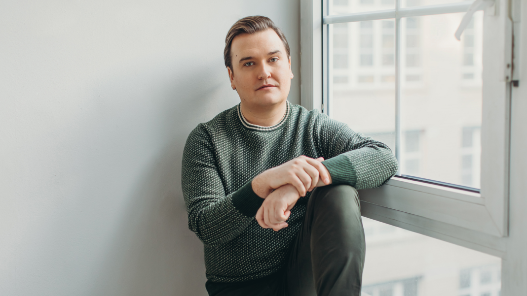 Cultural Attaché talks to tenor Miles Mykkanen who appears in 